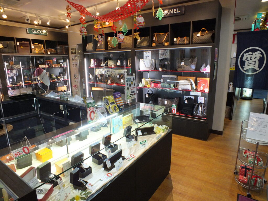 質屋かんてい局 横浜港南店 1